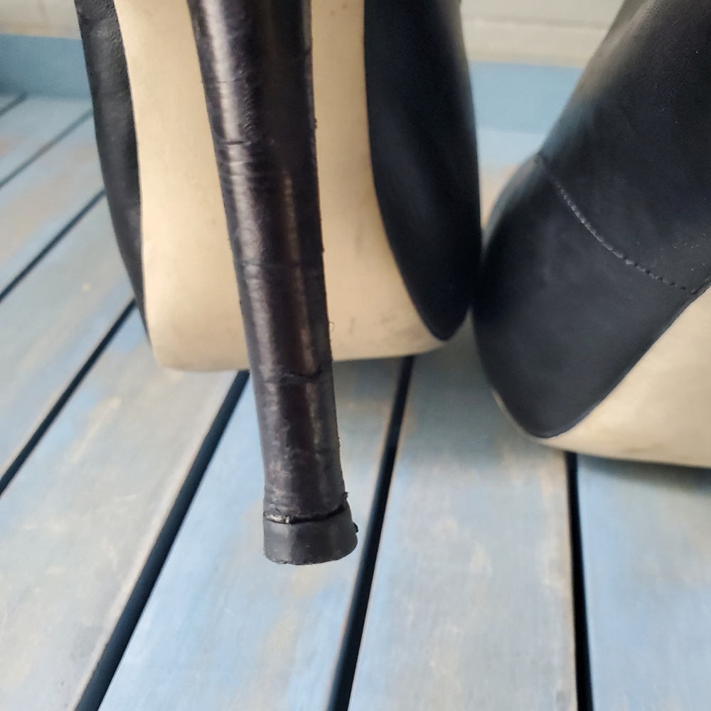 BCBG MAXAZRIA Perro Leather Bootie Heels Black Size 10 - Picture 7 of 16